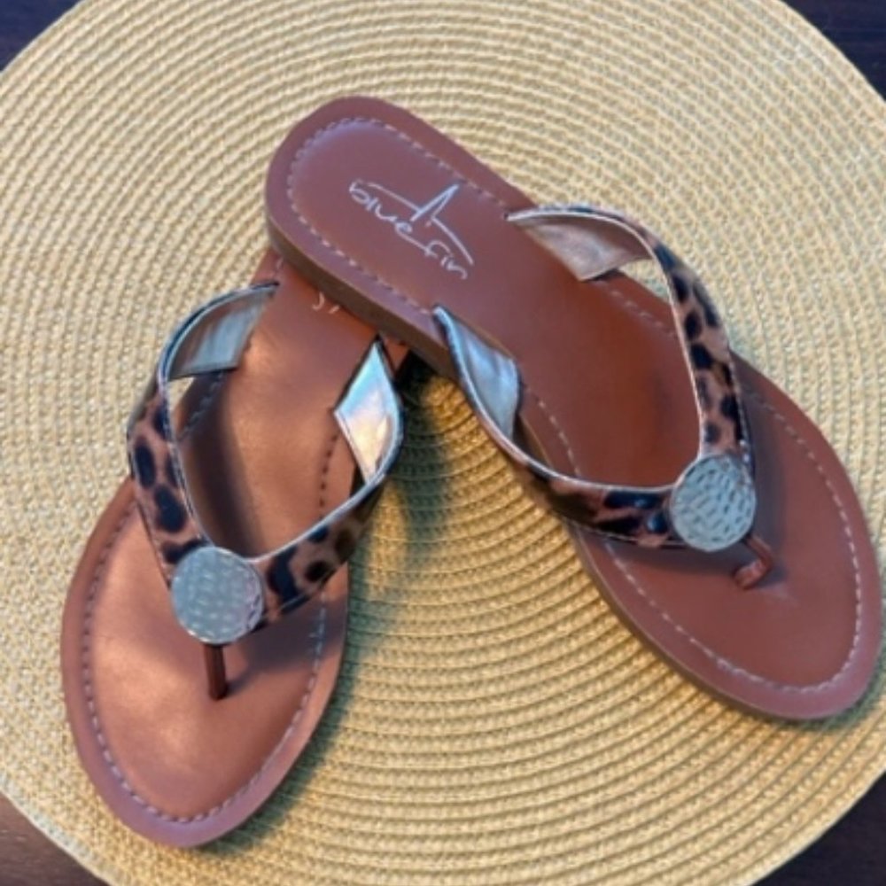 Womens Blue Fin Animal Print flip flops